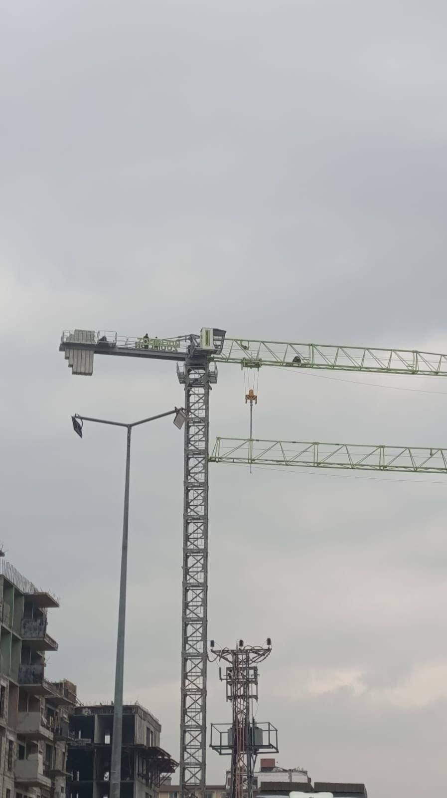 Hatay’ın Defne ilçesinde TOKİ deprem konutları şantiyesinde çalışan iki kule