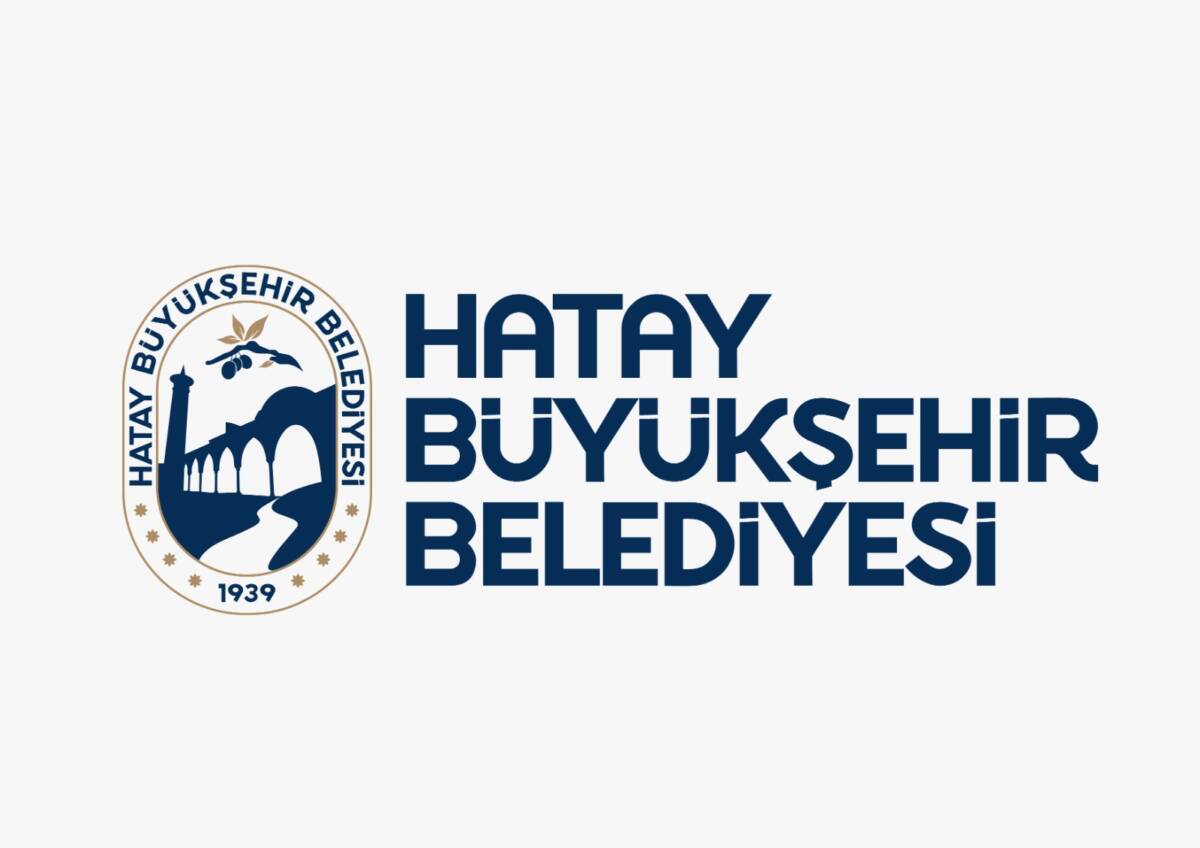 Hatay’ın Kırıkhan ilçesinde, Gölbaşı Gölü’nü kaplayan su sümbüllerinin temizliği sırasında