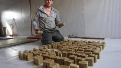 Hatay’da babasından devraldığı sabun üretimini 30 yıldır sürdüren Özcan Kaya,