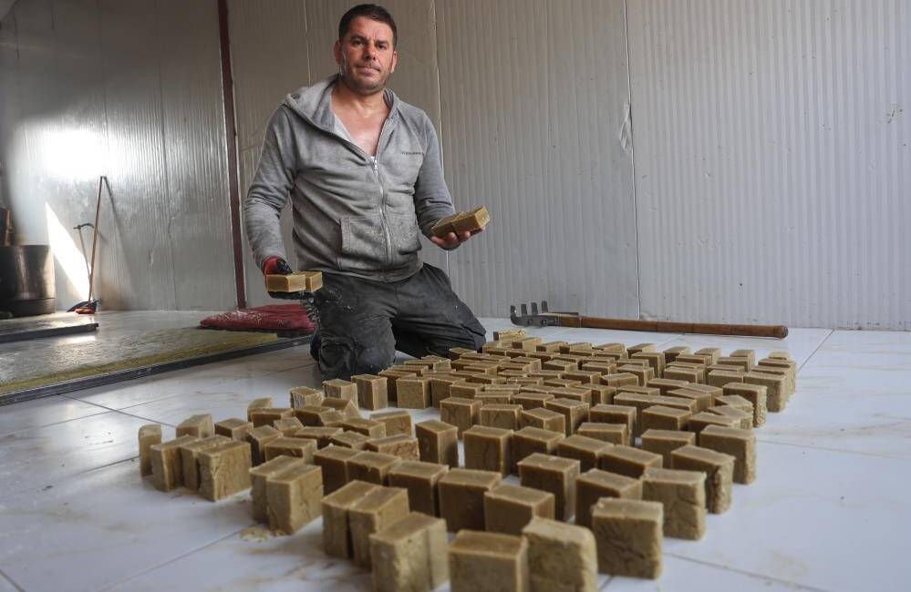 Hatay’da babasından devraldığı sabun üretimini 30 yıldır sürdüren Özcan Kaya,