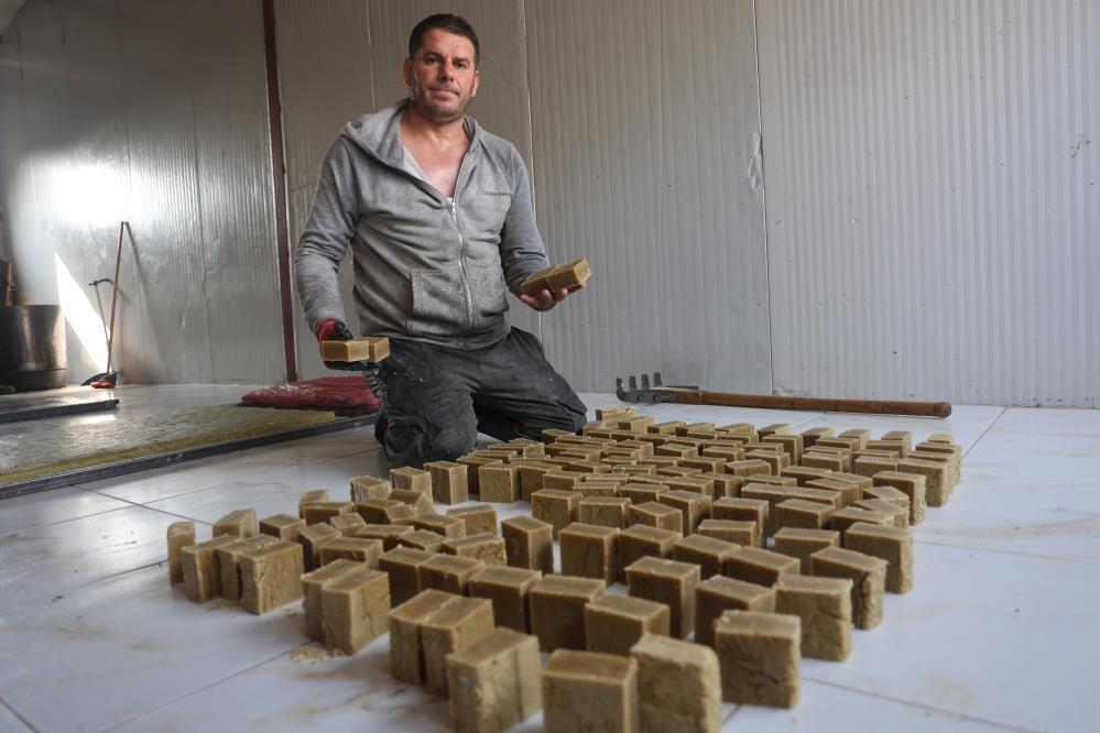 Hatay’da babasından devraldığı sabun üretimini 30 yıldır sürdüren Özcan Kaya,