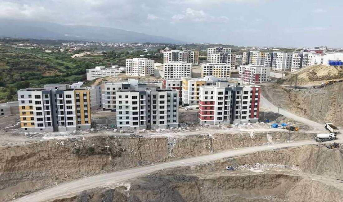 Hatay’ın Defne ilçesindeki TOKİ deprem konutları şantiyesinde çalışan inşaat işçileri,