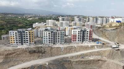 Hatay’ın Defne ilçesindeki TOKİ deprem konutları şantiyesinde çalışan inşaat işçileri,