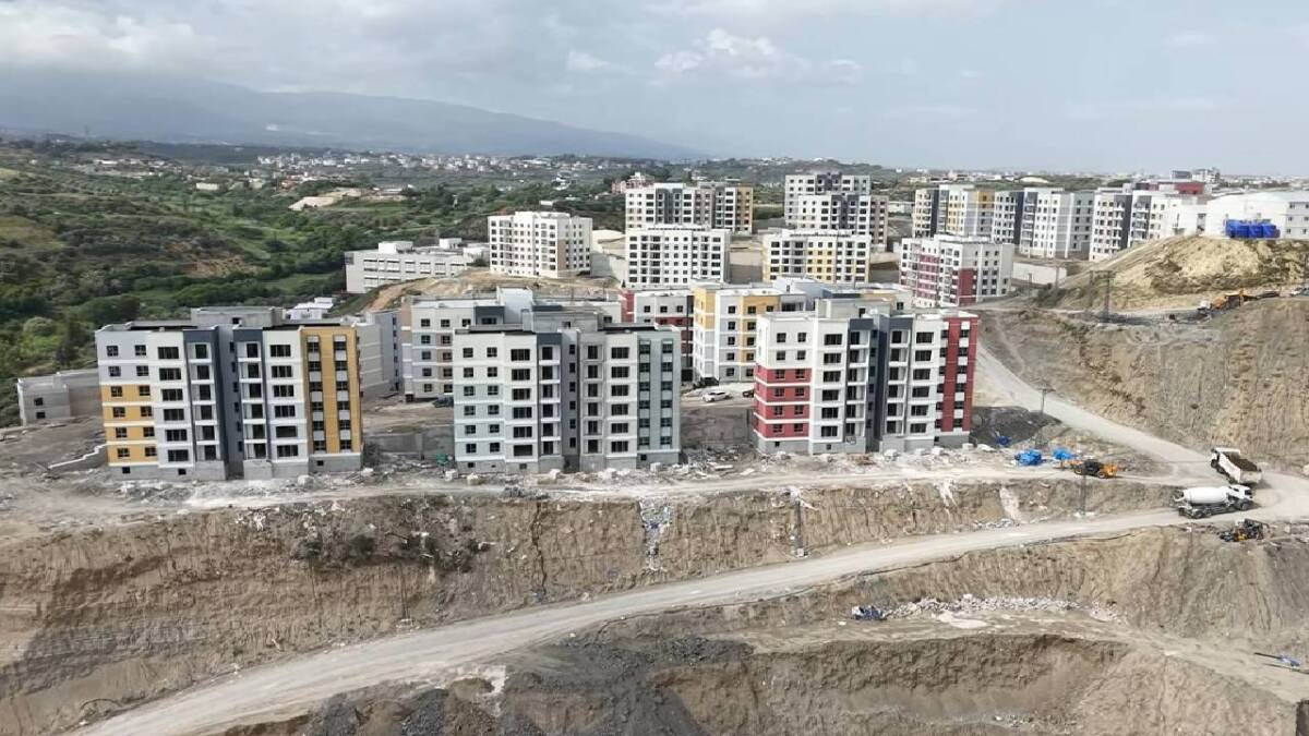 Hatay’ın Defne ilçesindeki TOKİ deprem konutları şantiyesinde çalışan inşaat işçileri,