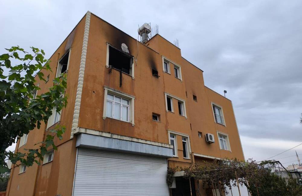 Hatay’ın Dörtyol ilçesinde bir apartmanın en üst katında çıkan yangın,