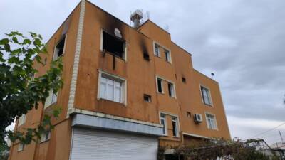 Hatay’ın Dörtyol ilçesinde bir apartmanın en üst katında çıkan yangın,