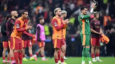 Fenerbahçe derbisi öncesi Galatasaray’da taşlar yerinden oynuyor. Şampiyonlar Ligi’nde yaşanan