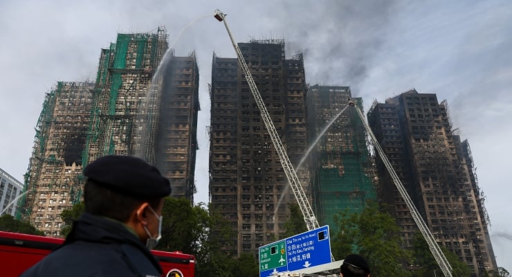 Hong Kong’da sekiz bloktan oluşan dev konut sitesinde çıkan ve