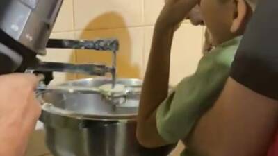 Hatay’ın İskenderun ilçesinde elini hamur karıştırma makinesine sıkıştıran küçük çocuk,