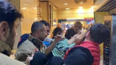 Hatay’ın İskenderun ilçesinde bir tatlıcıda çalışan küçük bir çocuğun eli