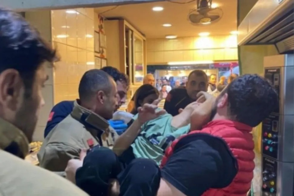 Hatay’da çocuk işçi skandalı Hatay’ın İskenderun ilçesinde bir tatlıcıda çalışan küçük bir çocuğun eli