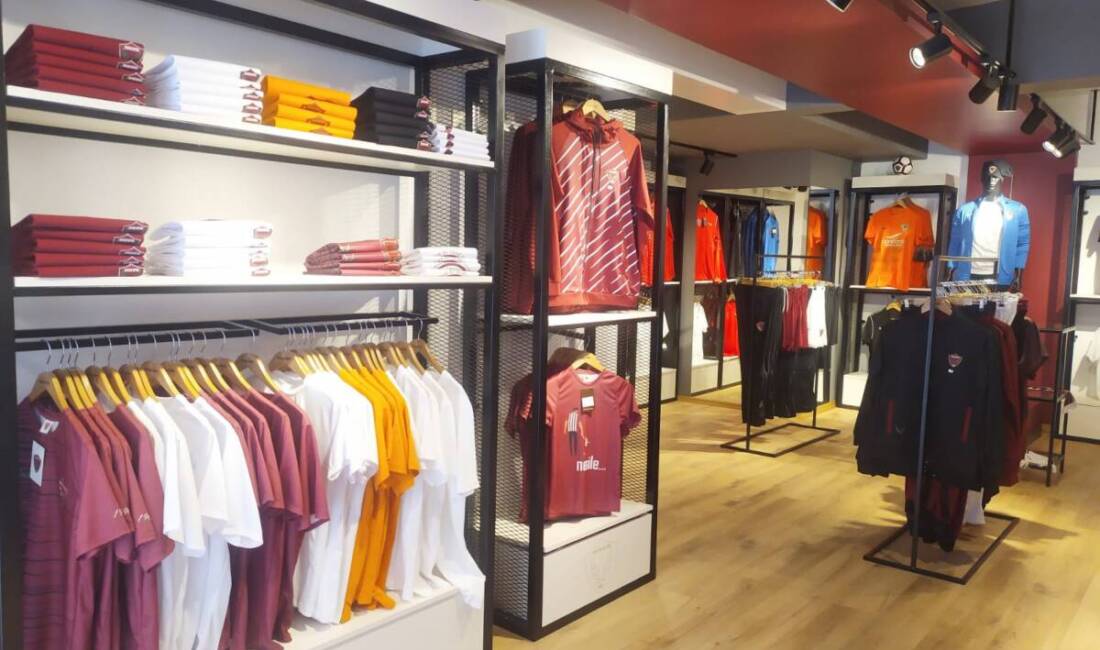 Hatayspor Store’dan alışveriş yapan çok sayıda taraftar, ödemesi alınan ürünlerin