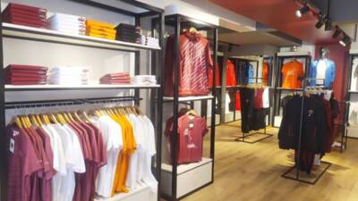 Hatayspor Store’dan alışveriş yapan çok sayıda taraftar, ödemesi alınan ürünlerin