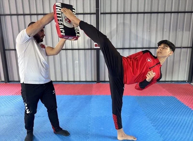 6 Şubat depremlerinde babasını kaybeden 14 yaşındaki milli tekvandocu Ahmet