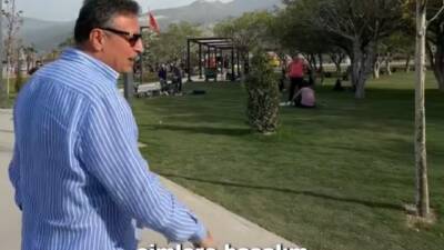   İskenderun Belediye Başkanı Dönmez, ayakkabılarını çıkarıp çimlerde yalın ayak