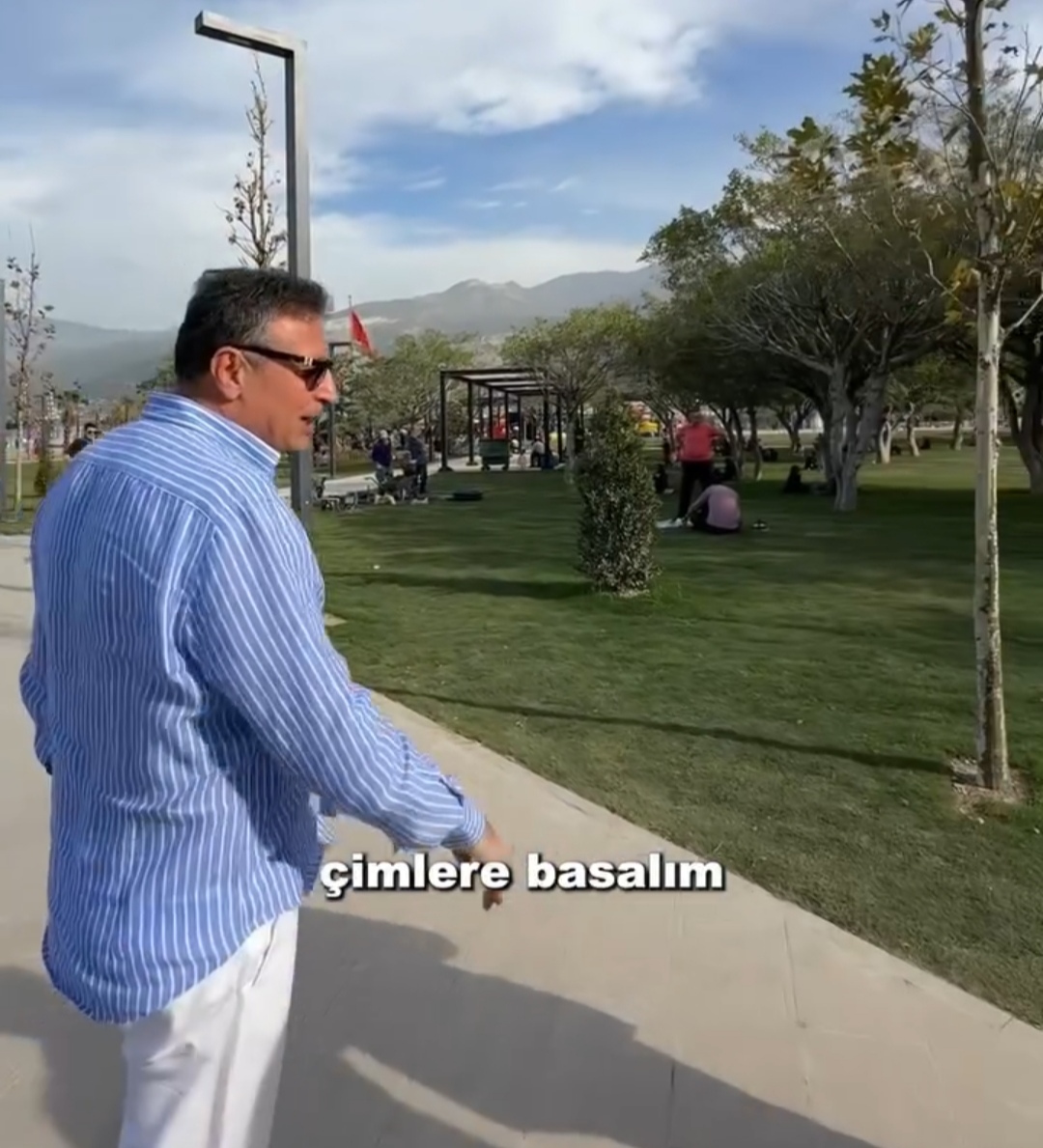 &nbsp; İskenderun Belediye Başkanı Dönmez, ayakkabılarını çıkarıp çimlerde yalın ayak