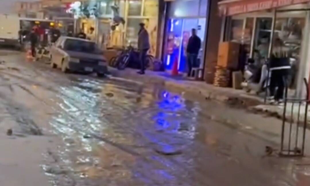 Antakya’da okul yoluna tepki: ”Gerekirse biz yaparız” CHP Antakya İlçe Başkanı Ümit Kutlu, okulun hemen yanındaki çamurlu