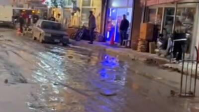 CHP Antakya İlçe Başkanı Ümit Kutlu, okulun hemen yanındaki çamurlu