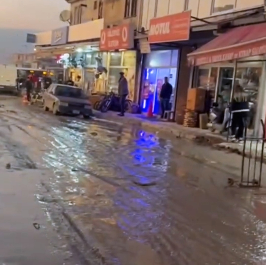 CHP Antakya İlçe Başkanı Ümit Kutlu, okulun hemen yanındaki çamurlu