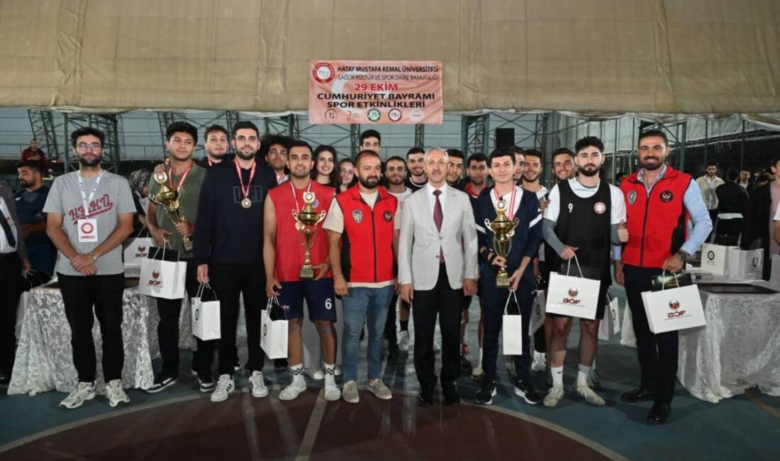 Hatay Mustafa Kemal Üniversitesi’nde (HMKÜ) Cumhuriyet’in 102. yılı kutlamaları kapsamında