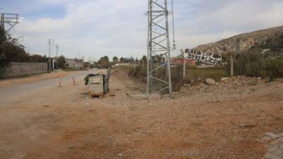 Hatay’da evinin yanı başında bulunan araziye çöp atanlara laf anlatamayan