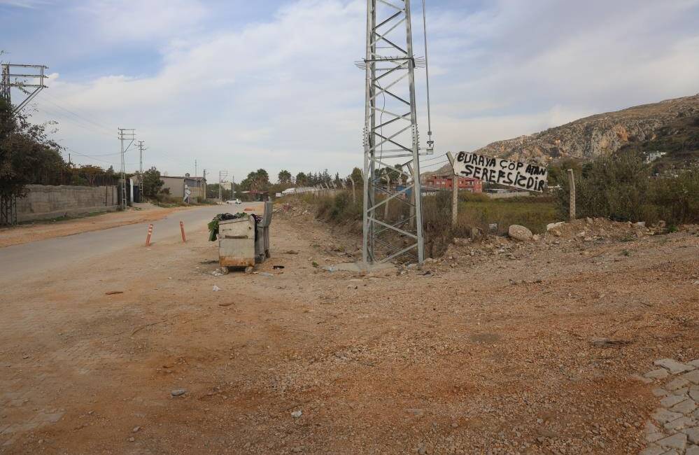Hatay’da evinin yanı başında bulunan araziye çöp atanlara laf anlatamayan