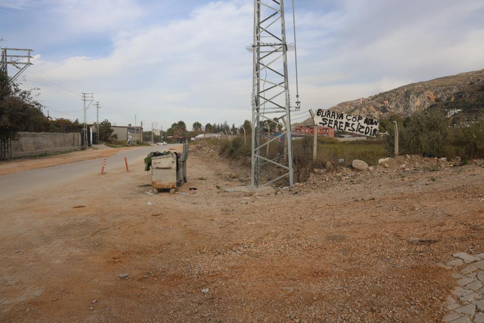 Hatay’da evinin yanı başında bulunan araziye çöp atanlara laf anlatamayan