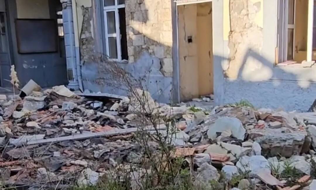 Depremde büyük zarar gören Fransız kız okulu olan tarihi Antakya