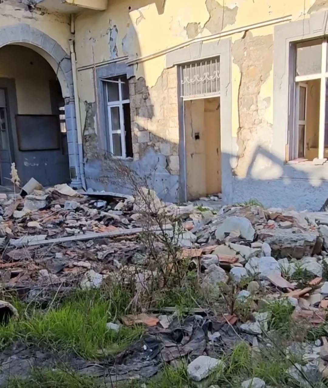 Depremde büyük zarar gören Fransız kız okulu olan tarihi Antakya