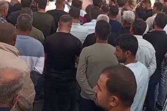 Hatay’ın Reyhanlı ilçesindeki Cilvegözü Sınır Kapısı’nda Türk TIR şoförleri, Suriye’de
