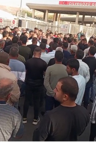 Hatay’ın Reyhanlı ilçesindeki Cilvegözü Sınır Kapısı’nda Türk TIR şoförleri, Suriye’de