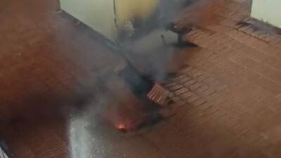 Hatay’ın Antakya ilçesinde bir binanın çatısında çıkan yangın, itfaiye ekiplerinin