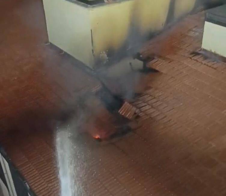 Hatay’ın Antakya ilçesinde bir binanın çatısında çıkan yangın, itfaiye ekiplerinin