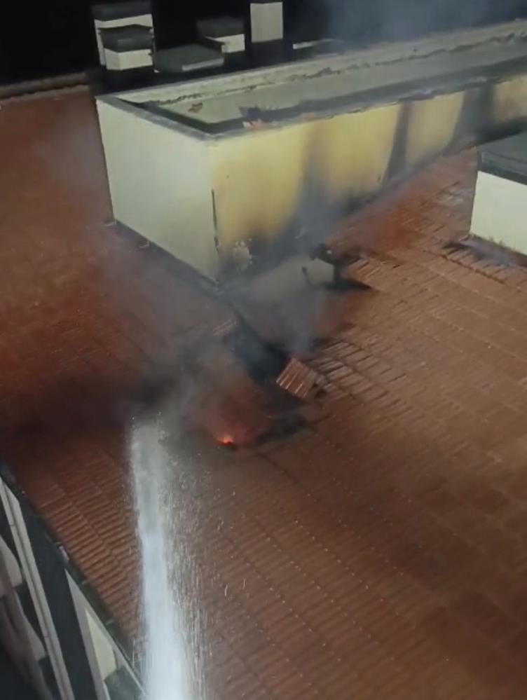 Hatay’ın Antakya ilçesinde bir binanın çatısında çıkan yangın, itfaiye ekiplerinin