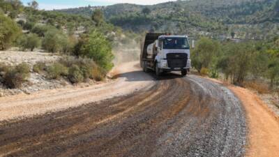 Hatay Büyükşehir Belediyesi (HBB), il genelinde üretim yollarını modernleştirerek tarımsal