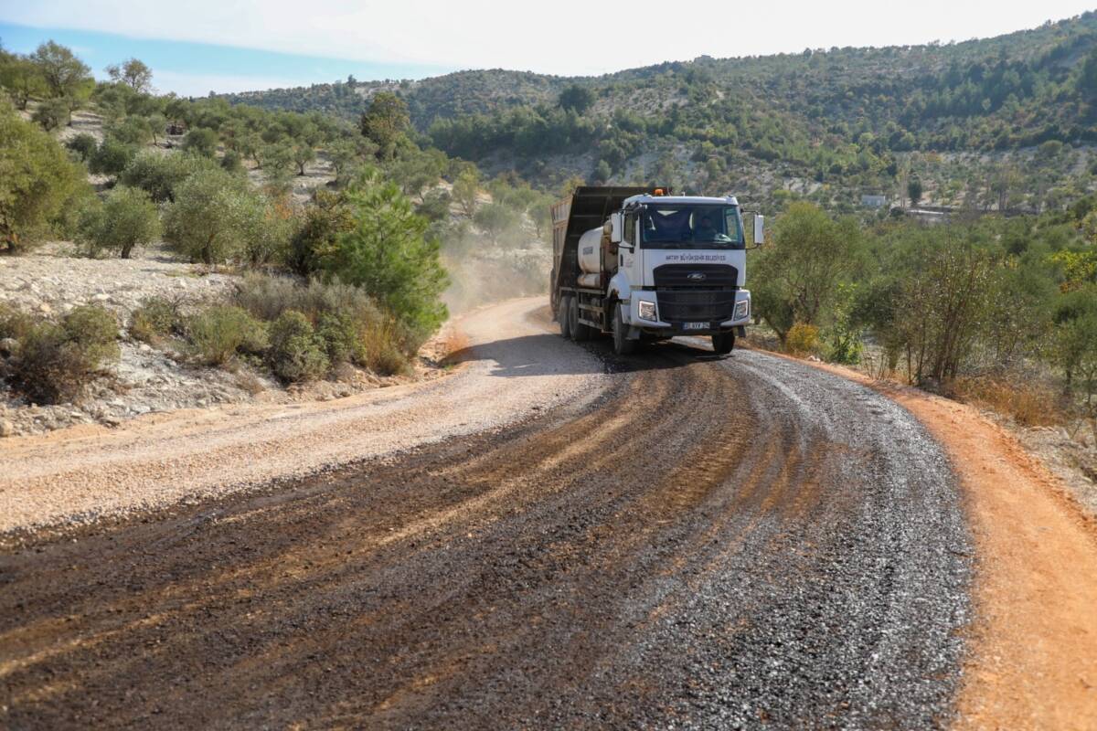 Hatay Büyükşehir Belediyesi (HBB), il genelinde üretim yollarını modernleştirerek tarımsal