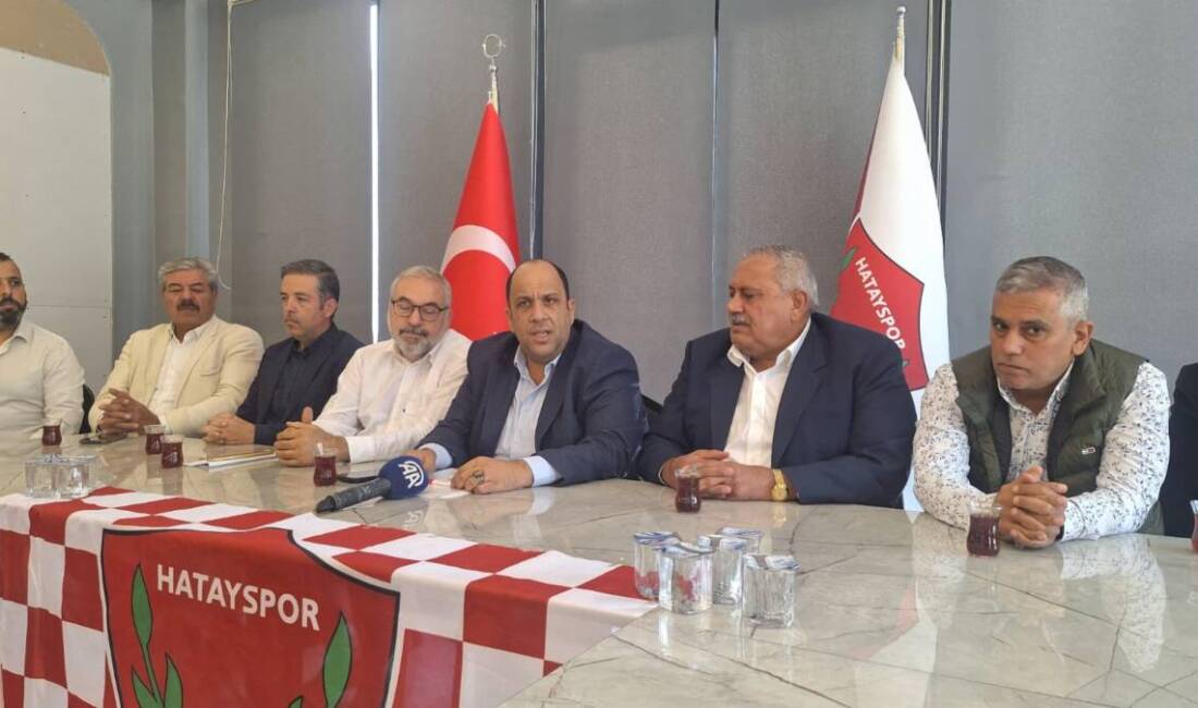 Hatayspor Kulübü Başkanı Ethem Çakır, yönetim kurulu üyeleriyle birlikte düzenlediği