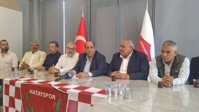 Hatayspor Kulübü Başkanı Ethem Çakır, yönetim kurulu üyeleriyle birlikte düzenlediği