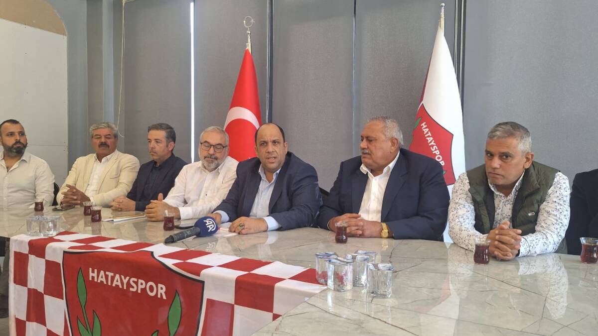 Hatayspor Kulübü Başkanı Ethem Çakır, yönetim kurulu üyeleriyle birlikte düzenlediği