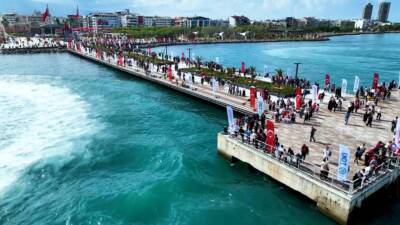 İskenderun Anıt Meydanı arkasındaki iskelede balık tutmak yasaklandı. Yeni sahil