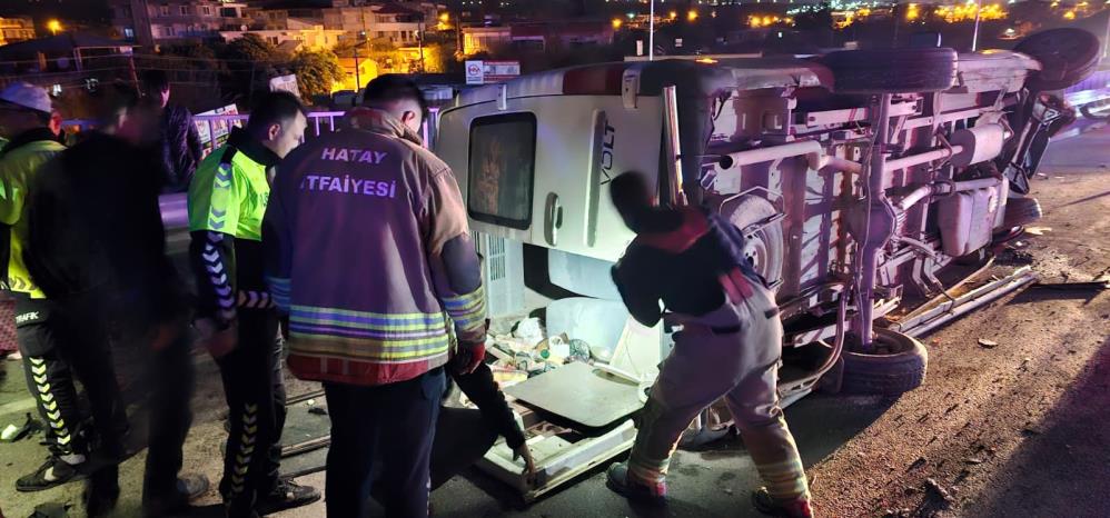 Hatay’ın Antakya ilçesinde meydana gelen trafik kazasında minibüs ile otomobilin