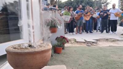 Depremin ardından 1000 gün geçti… Antakya’da Defne Sanat Kollektifi, müzikle