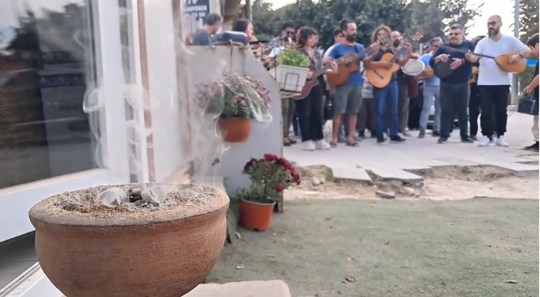 Depremin ardından 1000 gün geçti… Antakya’da Defne Sanat Kollektifi, müzikle