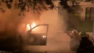 Hatay’ın İskenderun ilçesinde park halindeki bir otomobil, henüz belirlenemeyen bir