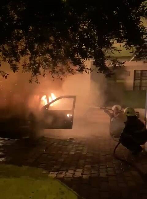 Hatay’ın İskenderun ilçesinde park halindeki bir otomobil, henüz belirlenemeyen bir