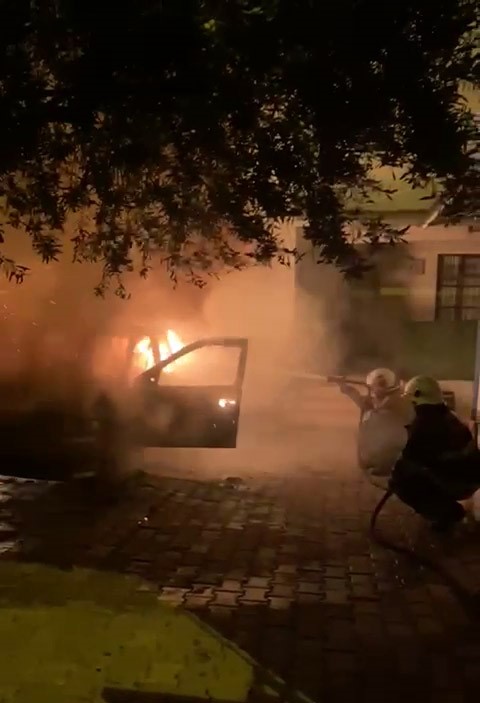 Hatay’ın İskenderun ilçesinde park halindeki bir otomobil, henüz belirlenemeyen bir