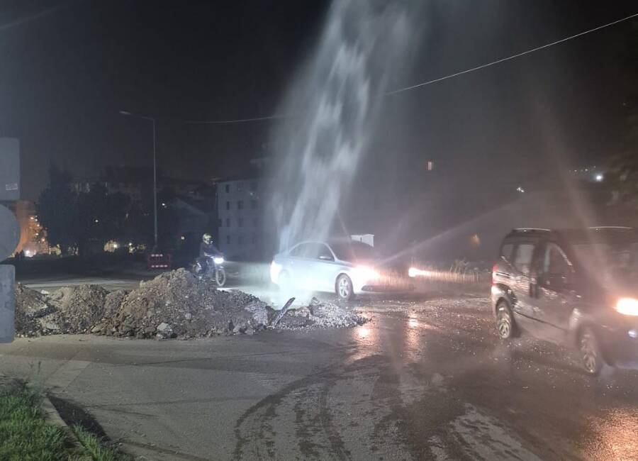Antakya’nın Kışlasaray Mahallesi’nde, askerlik şubesi önündeki yolda dün akşam saatlerinde