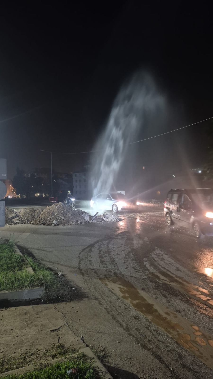 Antakya’nın Kışlasaray Mahallesi’nde, askerlik şubesi önündeki yolda dün akşam saatlerinde