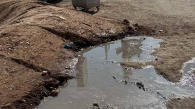 Kırıkhan Gazi Mahallesi’nde bir haftadır patlak durumda olan logar çukuru,