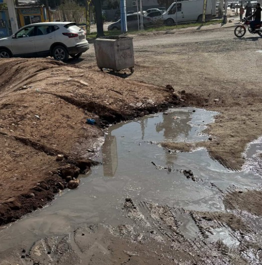 Kırıkhan Gazi Mahallesi’nde bir haftadır patlak durumda olan logar çukuru,